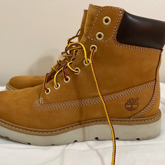 Women’s Timberlands Size 7 - Picture 3 of 16